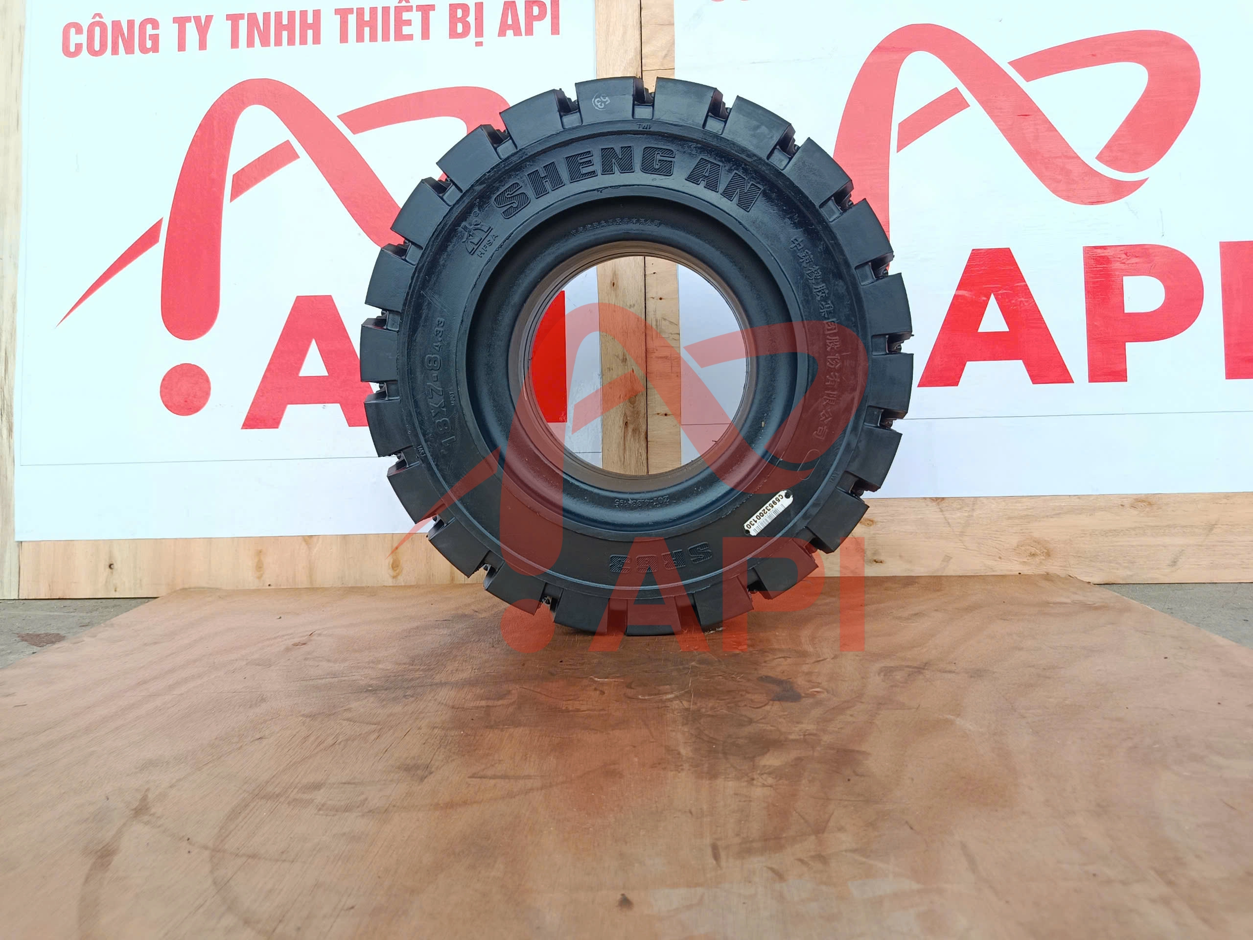 lop-dac-xe-nang-18x7-8-shengan-2