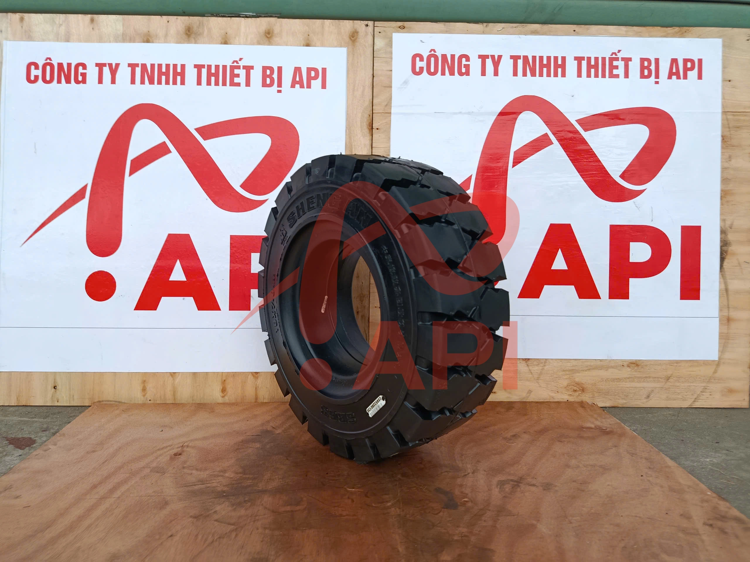 lop-dac-xe-nang-18x7-8-shengan-3