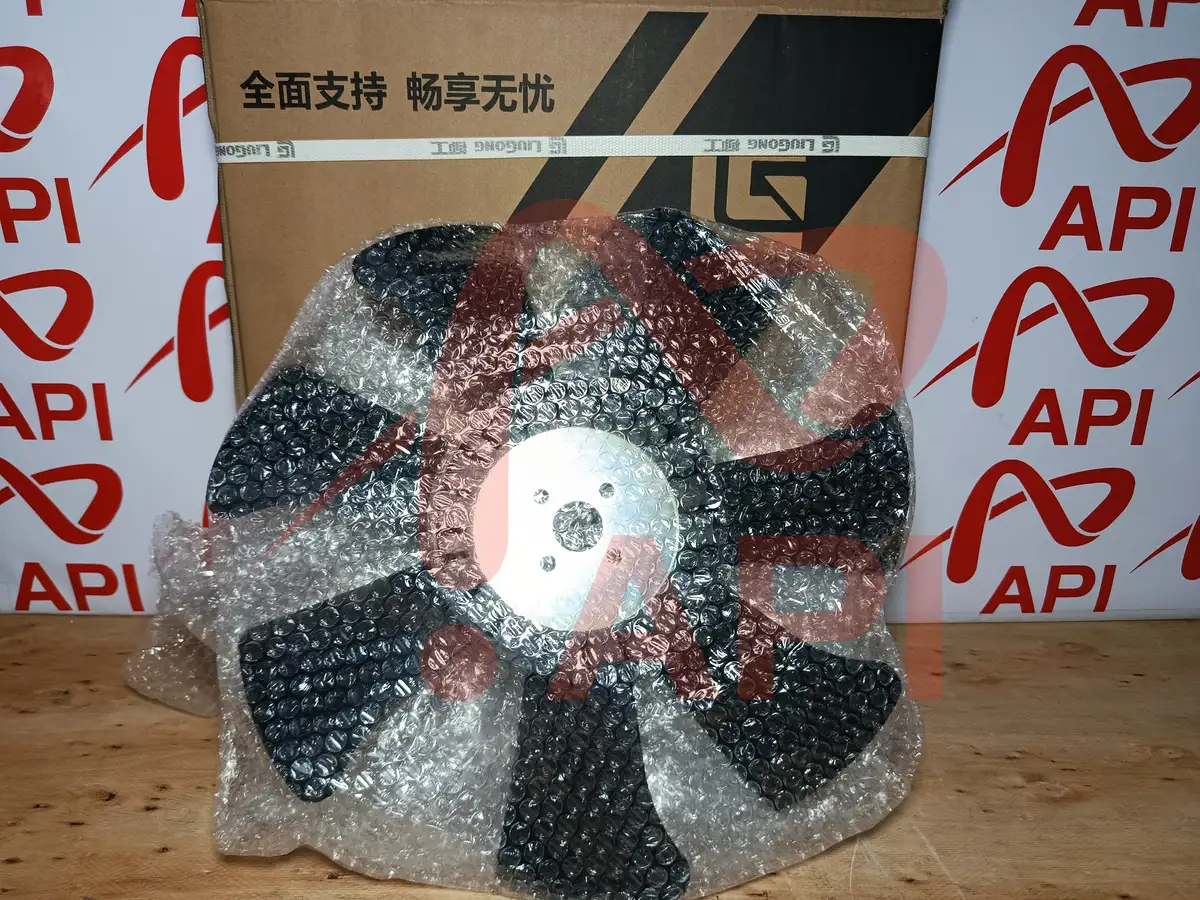 Chụp cận mặt sau Cánh quạt tản nhiệt xe nâng