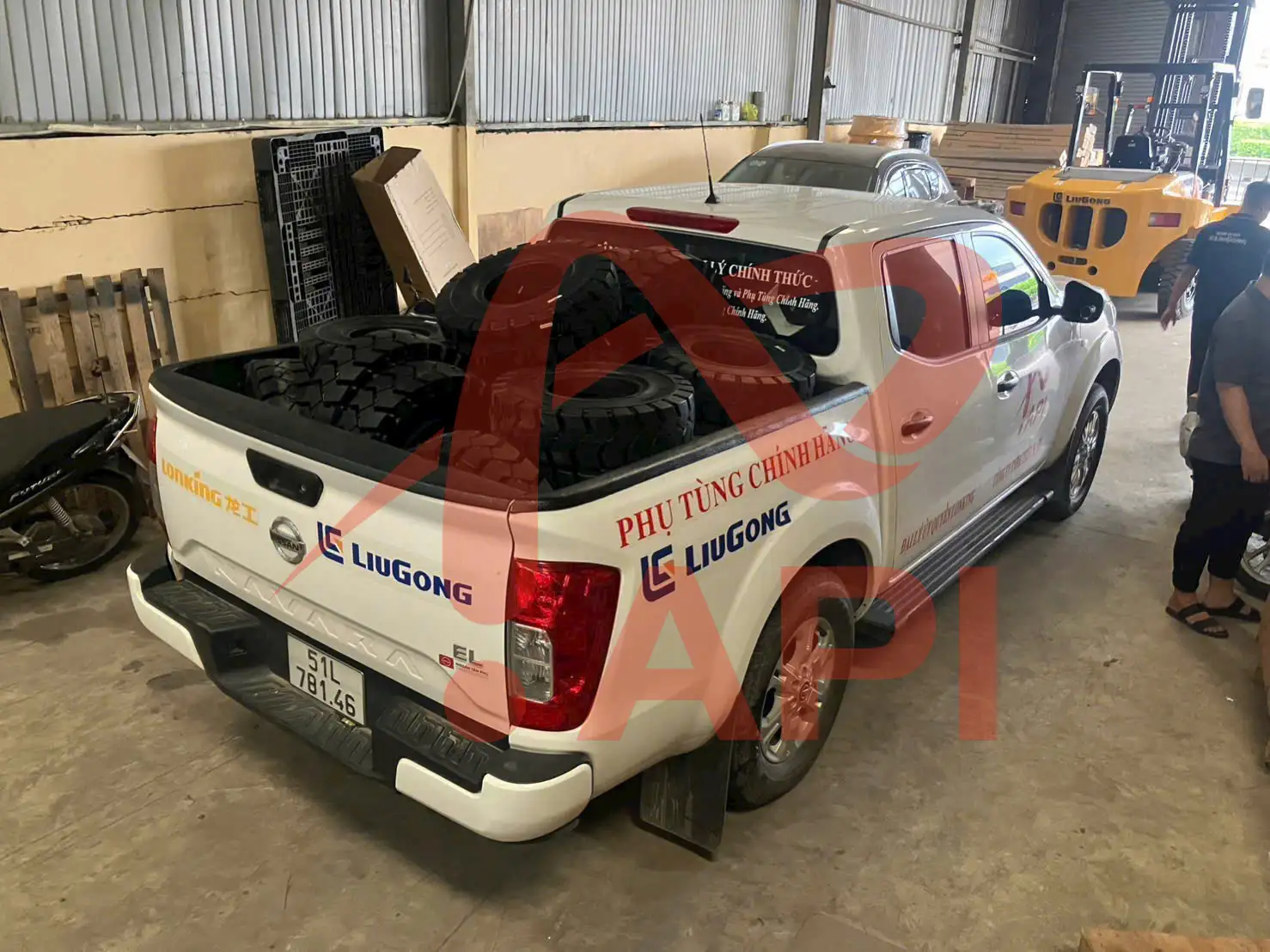 Xe bán tải chở lốp đặc tại API