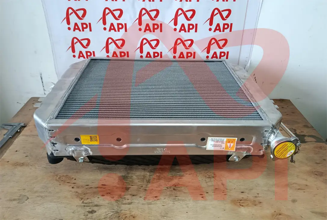 Mặt trước có tem két nước làm mát xe nâng