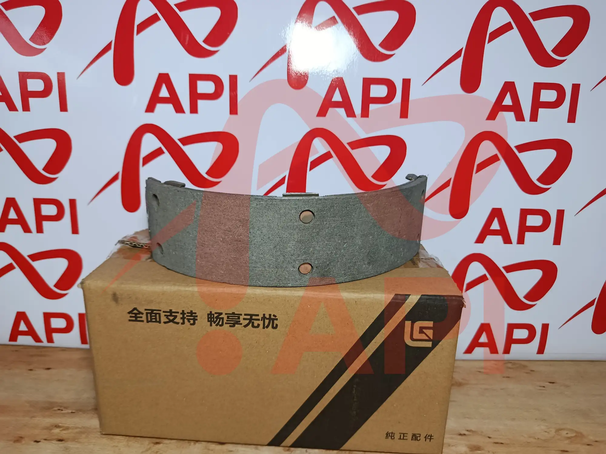 Má phanh xe nâng 3 tấn LiuGong - chụp rõ má phanh