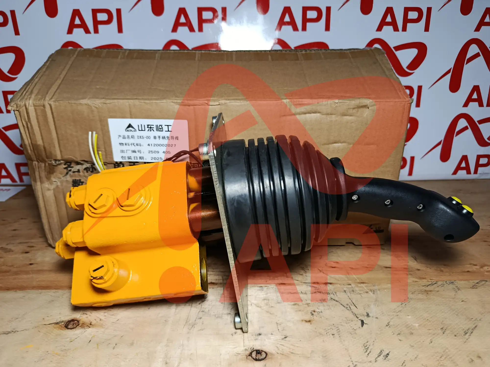 Chụp gần Tay trang xúc lật DXS-00 SDLG 4120002027