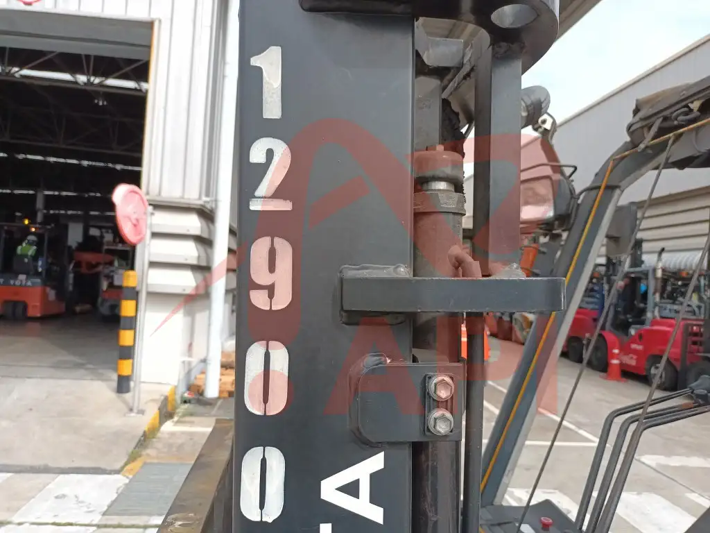 xe-nang-dien-cu-2-5-tan-toyota-8FB25-5