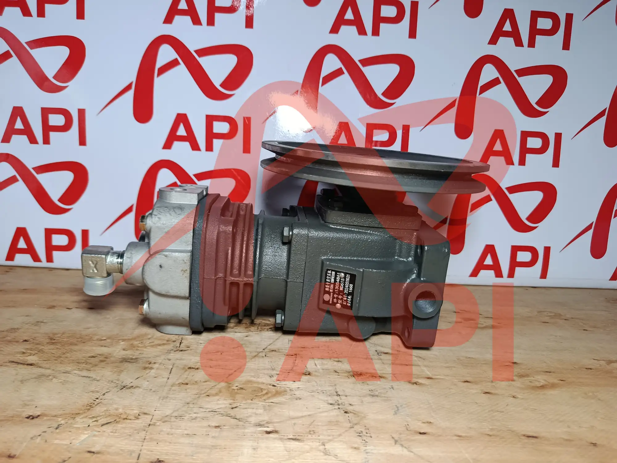 Bơm hơi xúc lật động cơ Weichai WP6 – góc nhìn bên cạnh và puly dẫn động