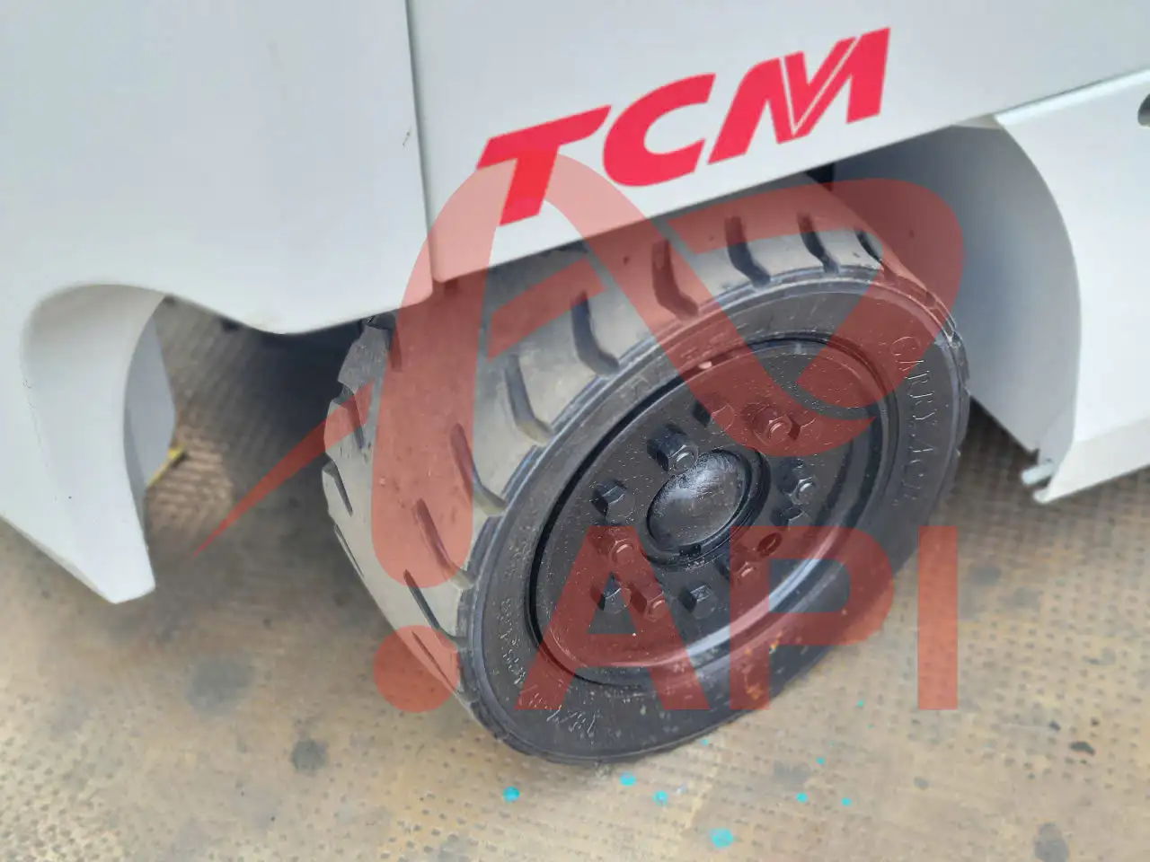 Khi nào cần thay lốp xe nâng – Dấu hiệu nhận biết