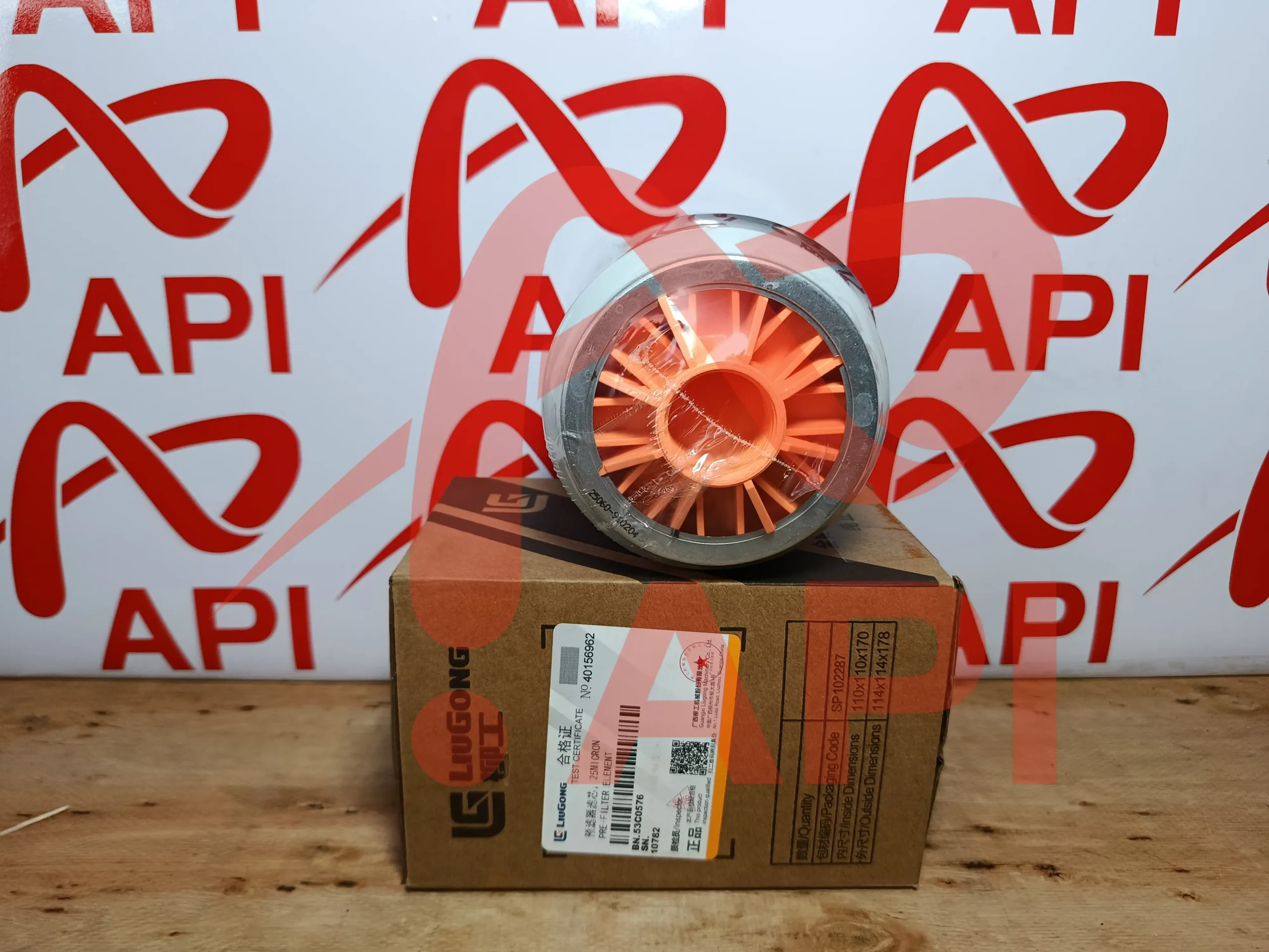 Lọc sơ cấp Cummins LiuGong 53C0576 – lõi lọc và hộp đứng cạnh nhau