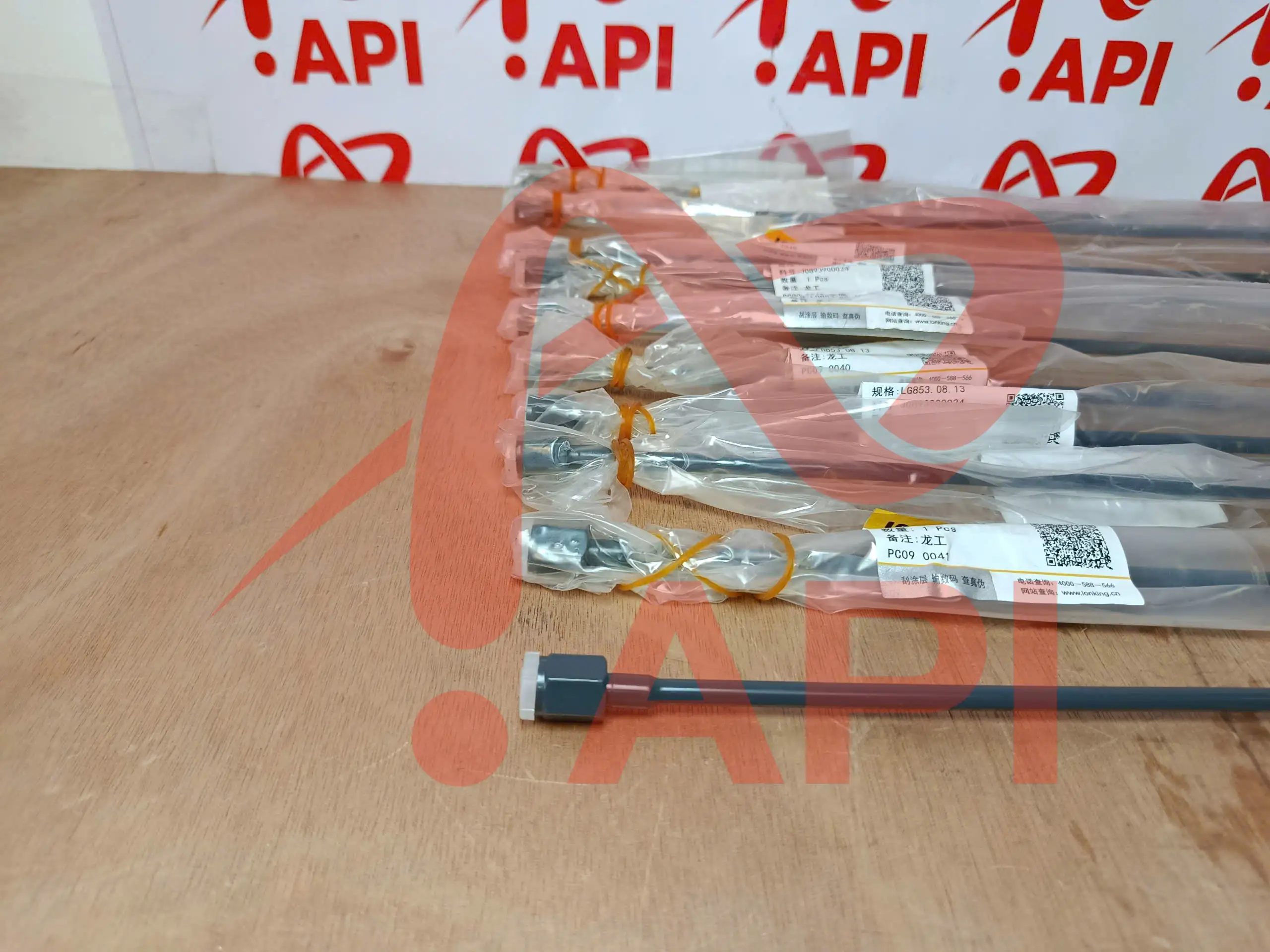 Ống dầu xúc lật Lonking 30893900024 - chụp sát đầu ống dầu