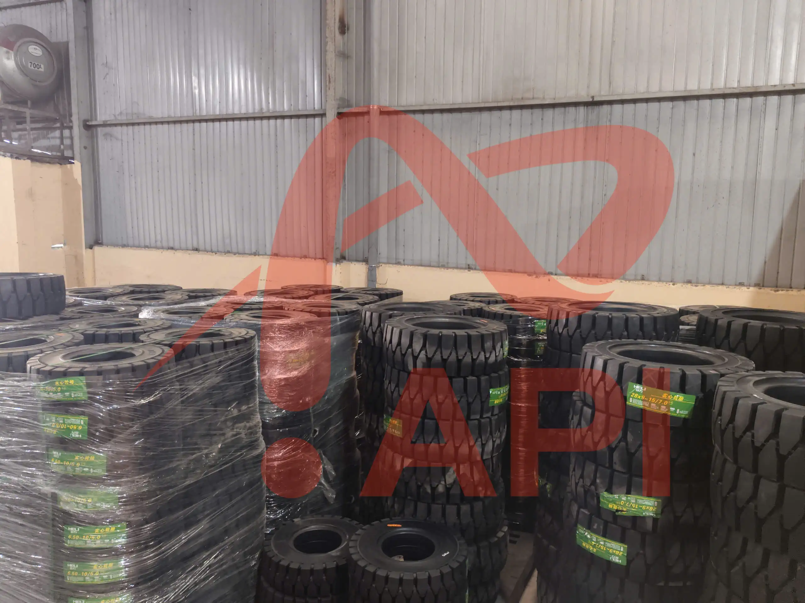 So sánh lốp đặc và lốp hơi xe nâng – Chọn loại nào