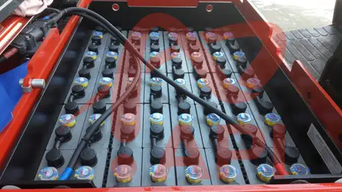 Thay bình điện xe nâng – Nên chọn ắc quy axit mới hay Lithium