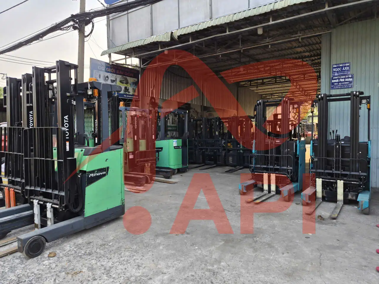 Xe nâng đứng lái và ngồi lái – Khác nhau thế nào 1