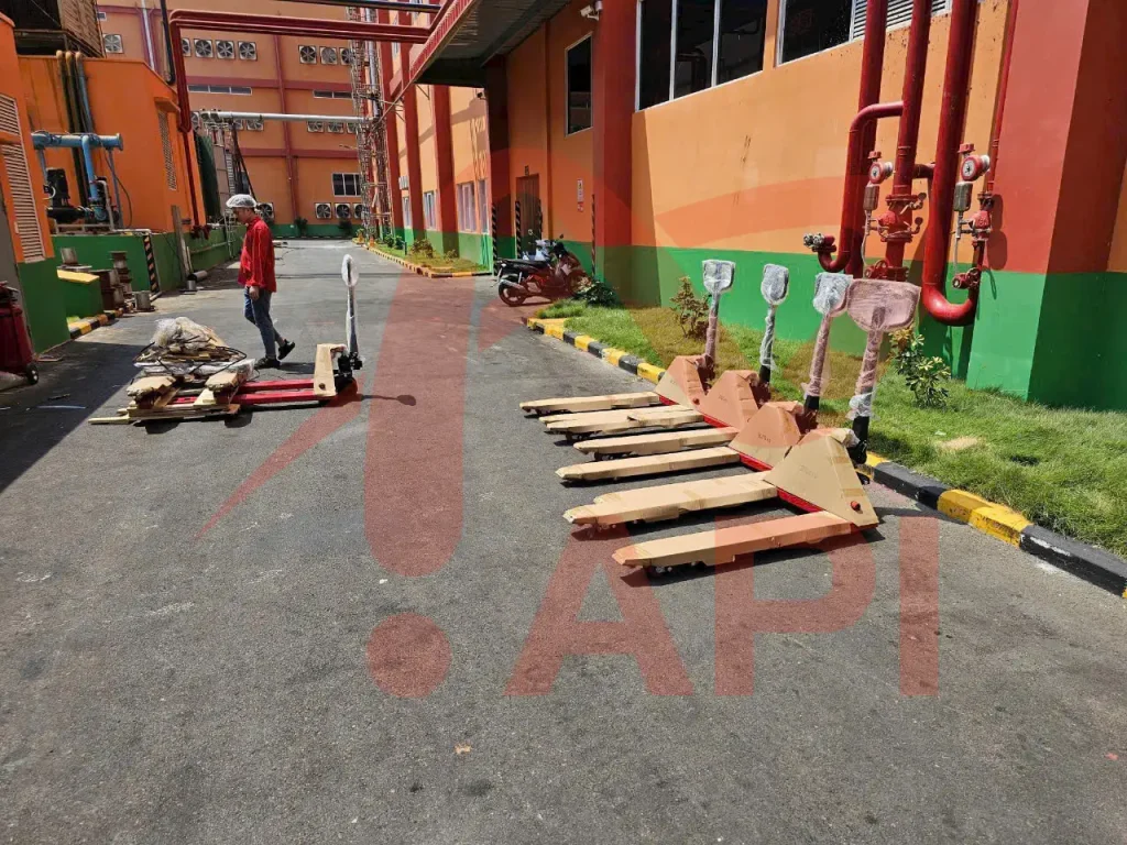 Xe nâng tay cơ tại kho Quận 12 Thiết Bị API