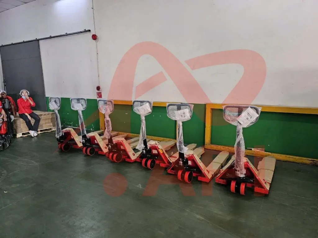 Xe nâng tay cơ tại kho Thiết Bị API