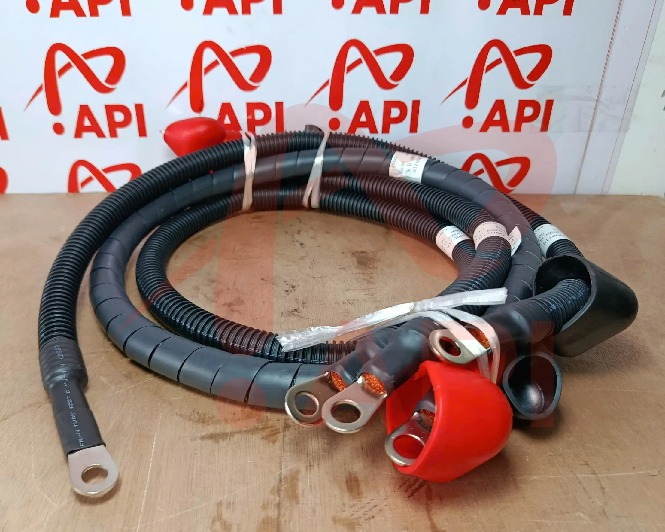 Cáp ắc quy 60400000718 xúc lật Lonking LG833N - chụp rõ giắc đầu cáp