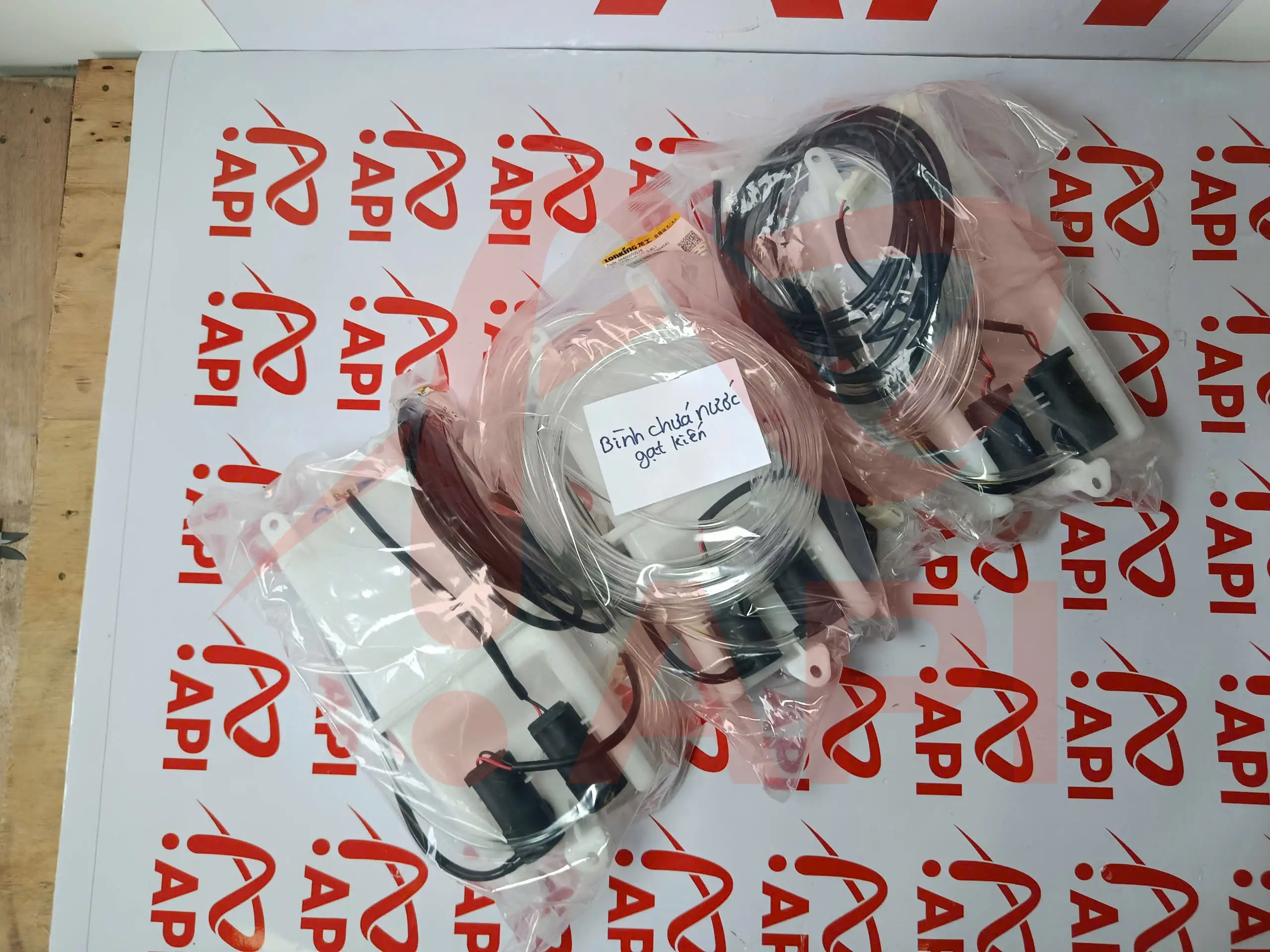 Cụm bình nước rửa kính LB55DS-15-35 xúc lật Lonking kèm tem chú thích
