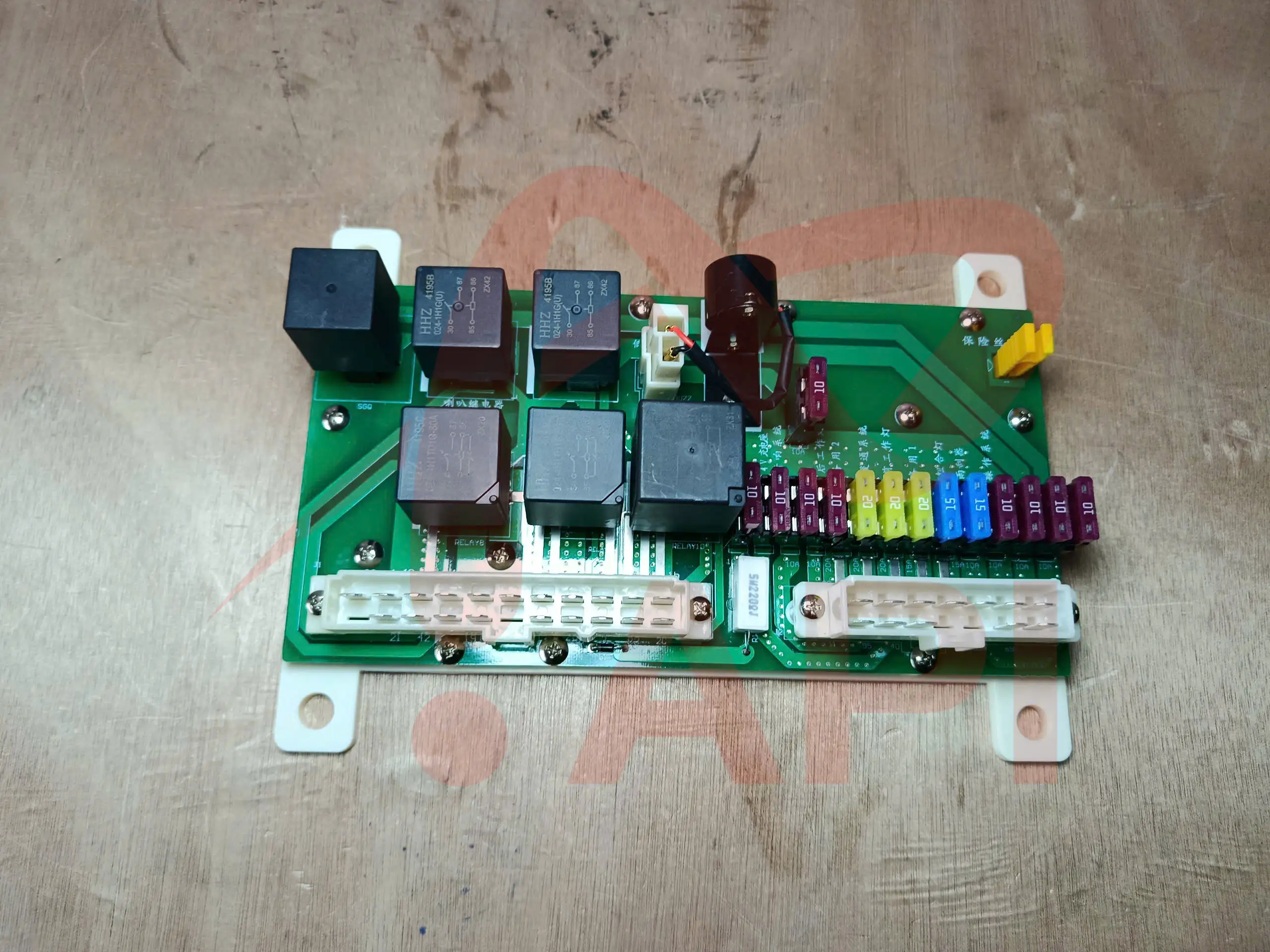 Hộp cầu chì 60400000576 xúc lật Lonking ZL50NC - chi tiết bo mạch cầu chì