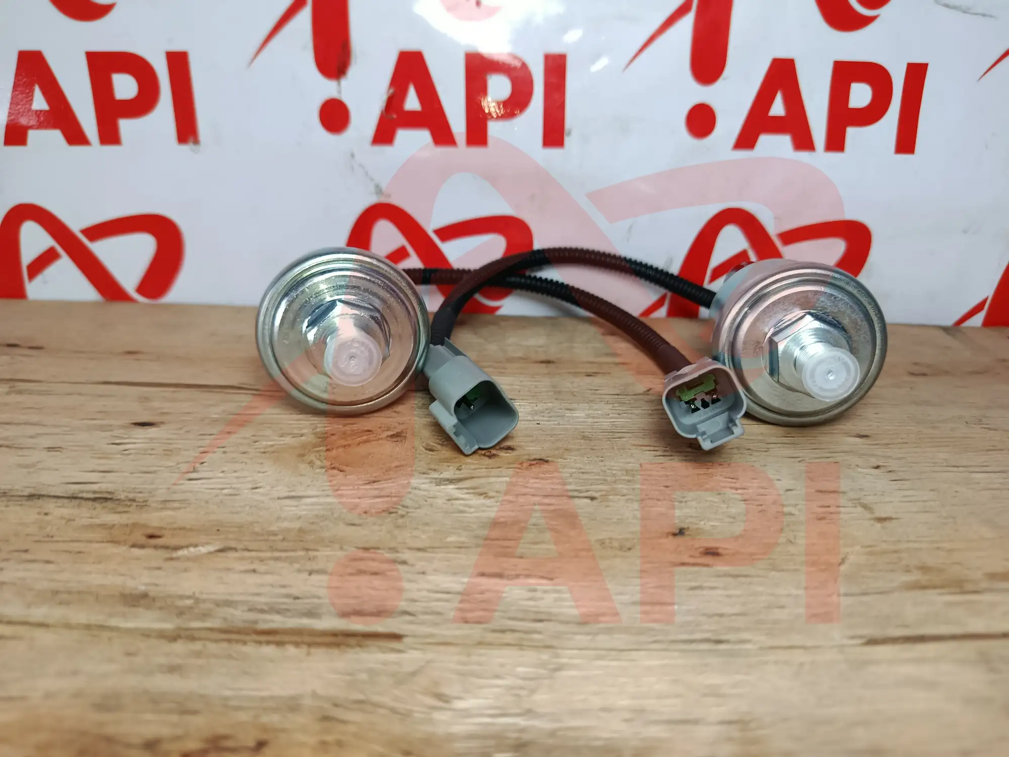 Cảm biến chân phanh 60400000557 xúc lật Lonking ZL50NC - chụp rõ giắc cắm