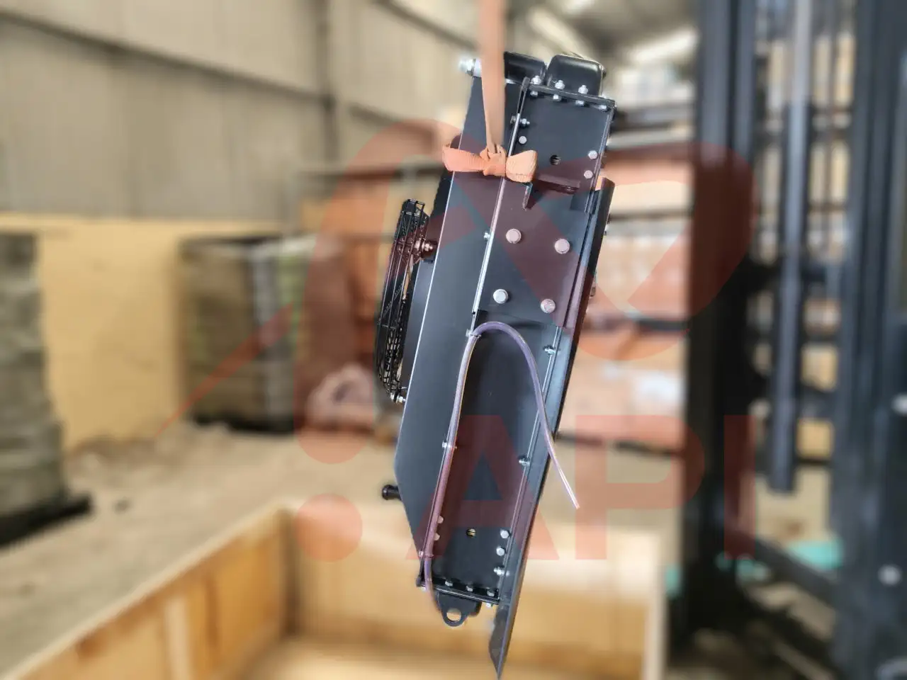 Mặt trên trái của Cụm két nước 17101000583 xúc lật Lonking LG833N