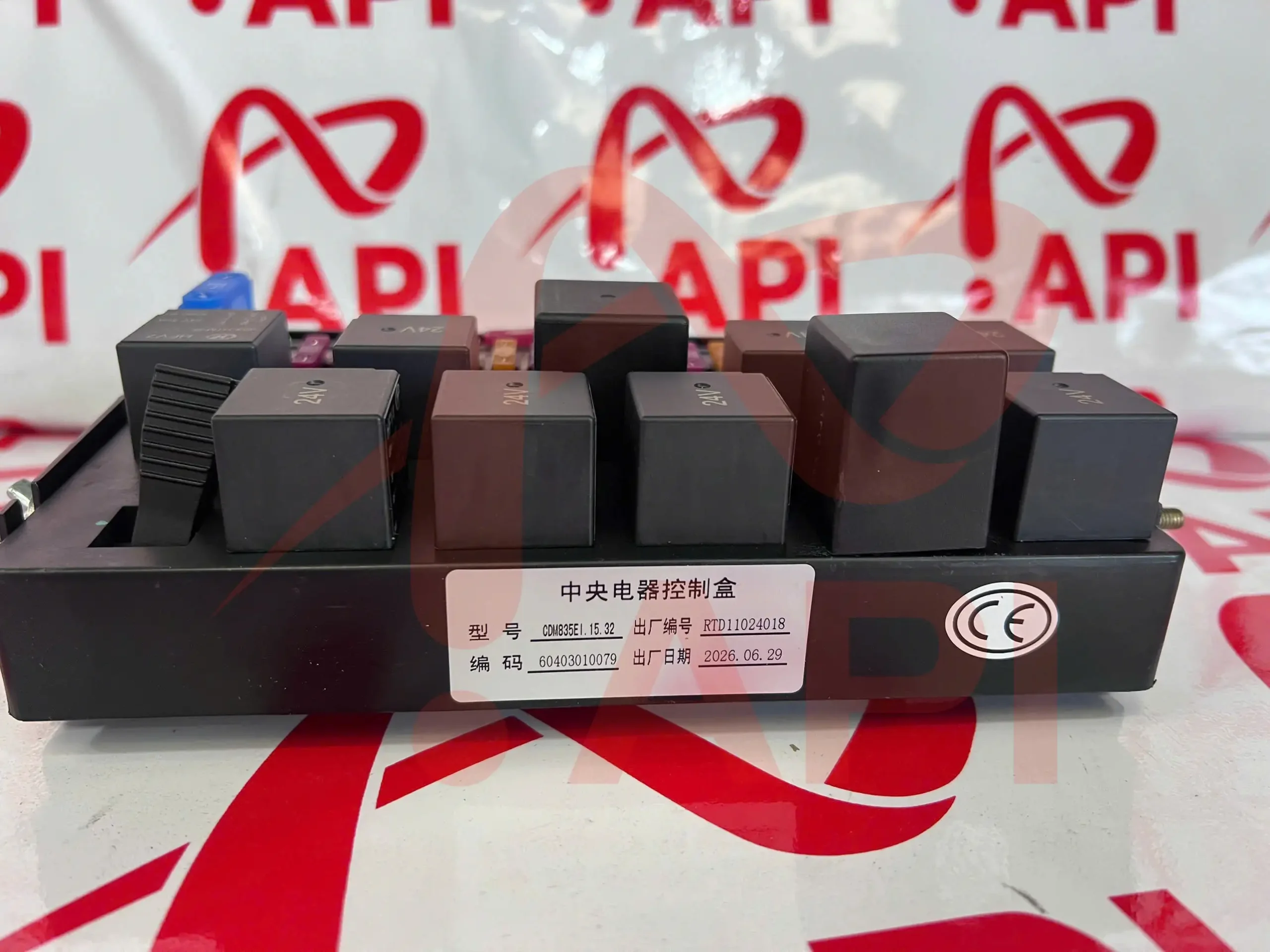 mặt dưới và tem kỹ thuật của Hộp cầu chì 60403010079 xúc lật Lonking CDM835